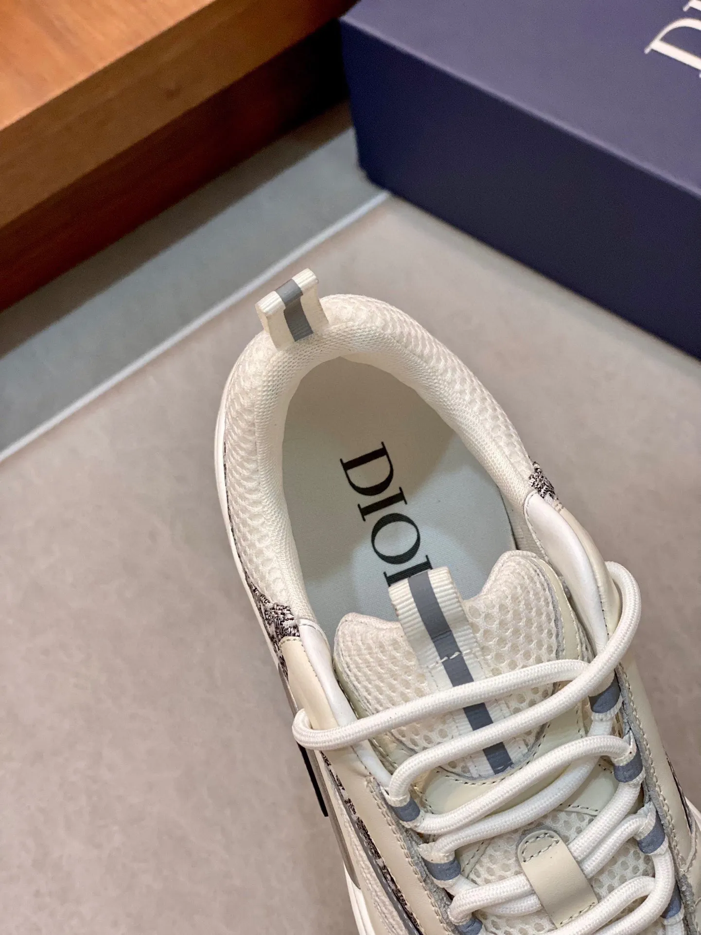 Factory price: 500💰 Dior B22 men's jogging fashion sneakers. This item draws inspiration from retro jogging shoes. It adopts a thick low-top design, with an upper made of leather and mesh fabric, and a black and white engraved rubber sole. The side is decorated with an embossed "Di~r" logo. Code number: 38-45 (38, 45, 46 can be customized)